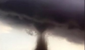 Katar pogodio tornado, a onda i grad – dramatični prizori u pustinji (VIDEO)