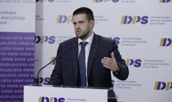 Nikolić Abazoviću: DPS služi državnom interesu, a Vama je uvijek onako kako Vučić kaže