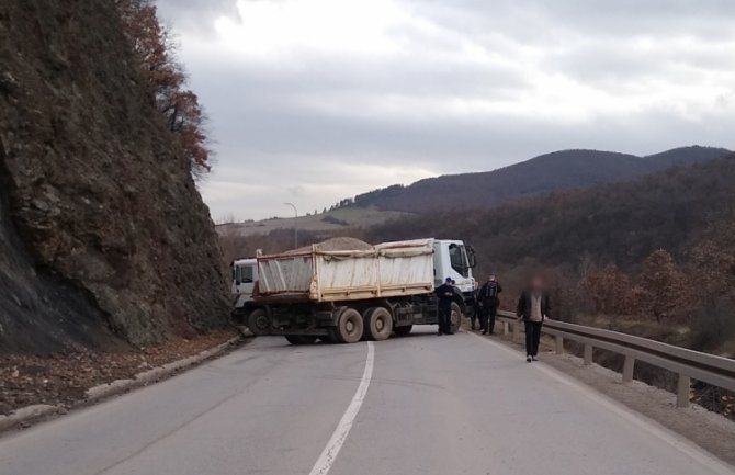 Srbi blokiraju puteve nakon hapšenja bivšeg policajca na Kosovu