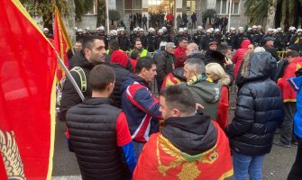 Podgorica: Priveden učesnik protesta pa pušten (VIDEO)