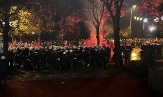 Mirno ispred Skupštine, građani se razišli