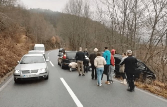 Vozilo sletjelo sa puta u kanjonu Tare