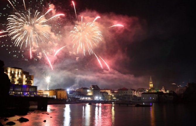 Pogledajte šestominutni blještavi vatromet u Budvi (VIDEO)