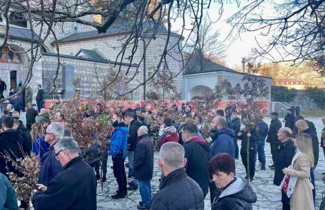 Na Cetinju naloženi badnjaci na dvije lokacije,  Joanikije:  Nadamo se da će biti izmirena braća, Mihailo: Bez Cetinja nema Crne Gore