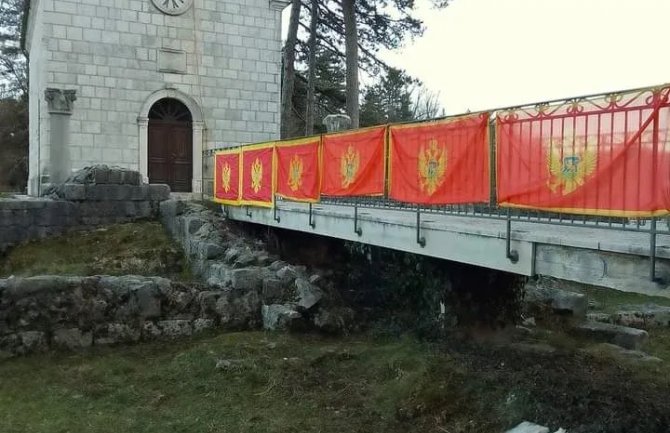 Na Cetinjskom manastiru i crkvi na Ćipuru nove državne zastave