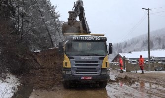 Na putu Rožaje-Berane, u naselju Baza,  radi se na sanaciji klizišta