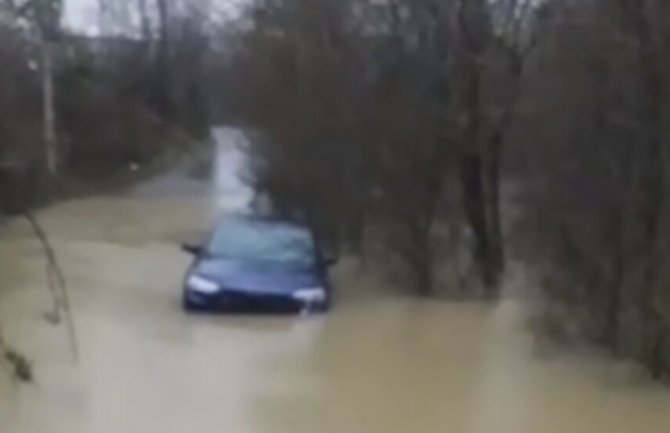 Vozilo počelo da tone, tragedija izbjegnuta , putnici isplivali nepovrijeđeni, vozač kažnjen