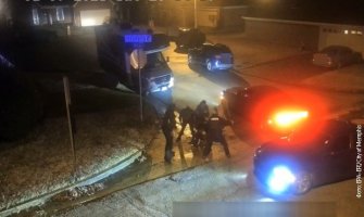 Objavljen uznemirujući snimak prebijanja mladića, američki policajci ga šutirali i udarali palicom (VIDEO)