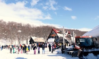 Počela skijaška sezona na Vučju: Ski centar radi u punom kapacitetu.