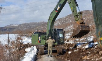 Dio pripadnika Inžinjerijske čete Bataljona za podršku proširuju put na dionici Čevo - Markovina