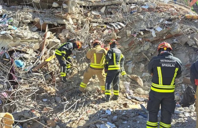 Nikšićki vatrogasci izvukli 12 žrtava razornog zemljotresa u Turskoj