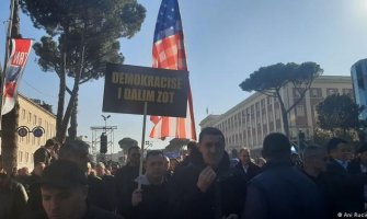  Demonstranti u Albaniji se sukobili sa policijom, traže ostavku Edija Rame