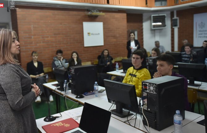 Crnogorskim srednjoškolcima dodijeljeni „Masterclass – Hands on Particle Physics“ sertifikati