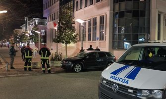 Dječak ispred zgrade Skupštine Glavnog grada ostavio ceduljicu sa porukom 