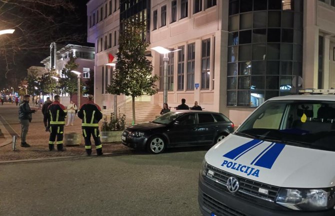 Dječak ispred zgrade Skupštine Glavnog grada ostavio ceduljicu sa porukom 