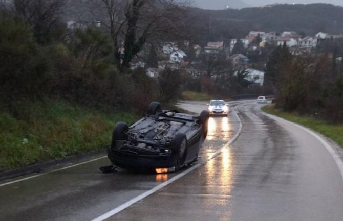 Prevrnuo se automobil u Baru, dvije osobe povrijeđene