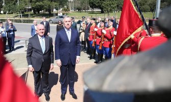 Đukanović i ambasador Grčke položili vijenac na spomenik Vasu Brajoviću