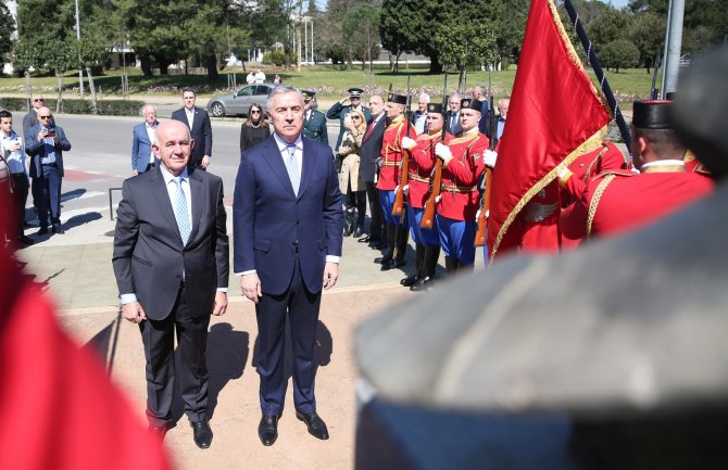 Đukanović i ambasador Grčke položili vijenac na spomenik Vasu Brajoviću