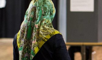 Dvije Iranke uhapšene jer nisu pokrile kosu