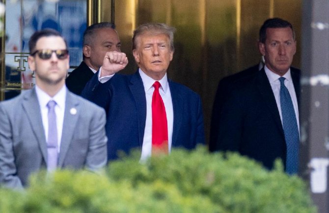 Tramp krenuo ka sudnici, izjasniće se o optužnici