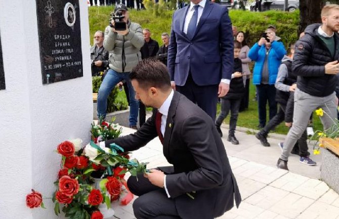 Milatović u Murinu: Položio vijenac žrtvama bombardovanja