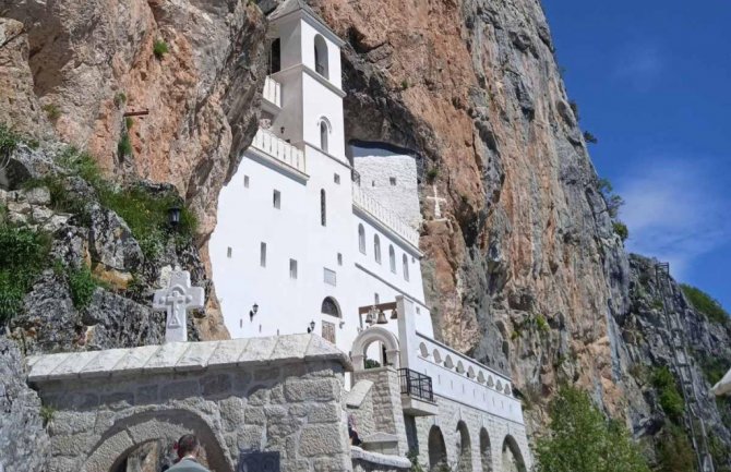 Hodočasnici iz Banjaluke stigli do manastira Ostrog: Prešli 420 kilometara