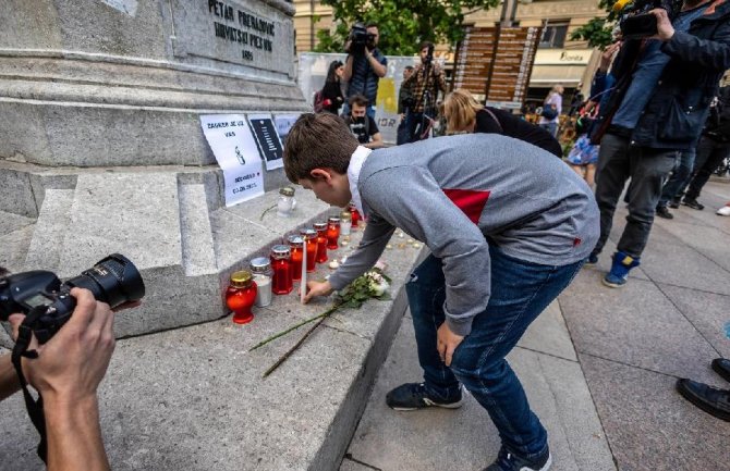 Zagrepčani palili svijeće i položili cvijeće u znak podrške Beogradu