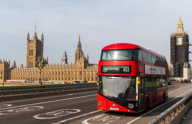 Autobus bez vozača prevezao prve putnike u Velikoj Britaniji