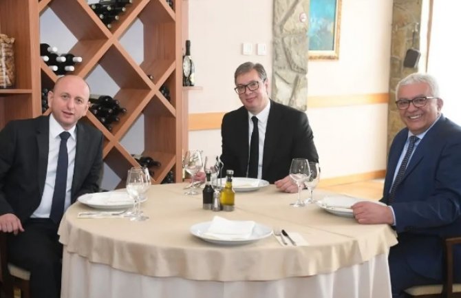 Vučić na doručku sa Kneževićem i Mandićem