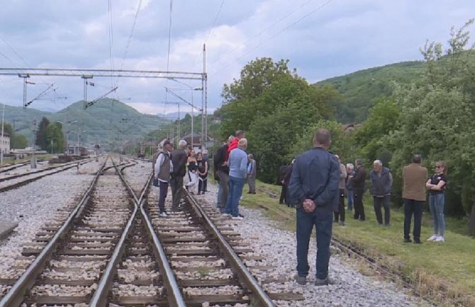 Protestovali zbog postavljanje ograde pored pruge