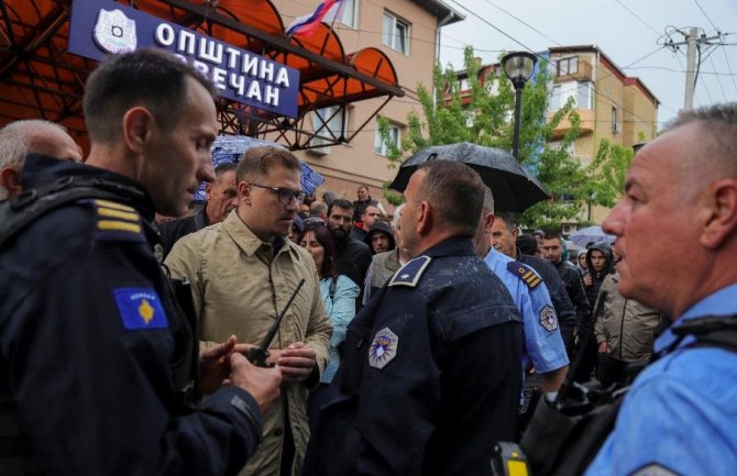 Vojska Srbije u najvišoj borbenoj gotovosti – šok-bombe, suzavac, barikade na sjeveru Kosova