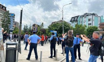 Šesti dan protesta na sjeveru Kosova: Građani se okupili ispred zgrade Opštine Zvečan