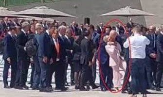 Rama šokirao svijet: Italijansku premijerku uhvatio s leđa i poljubio 