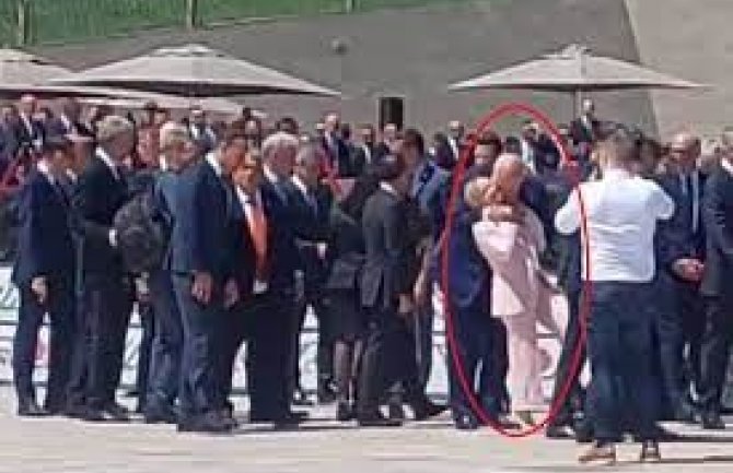 Rama šokirao svijet: Italijansku premijerku uhvatio s leđa i poljubio 