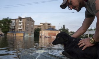 Pet osoba nastradalo nakon razaranja brane u Ukrajini