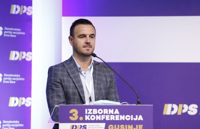 Damjanović: Apsolutna podrška slobodnim ljudima koji izražavaju protest zbog partijskog zapošljavanja u Gusinju, izborićemo se za naše mlade ljude