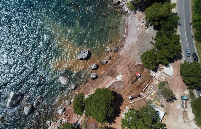 Investitor na plaži Črvanj devastira obalu