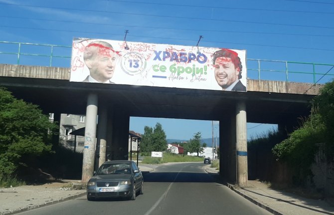  U Nikšiću jutros  osvanule uvrjedljive, lične i ponižavajuće poruke usmjerene  na Aleksu Bečića