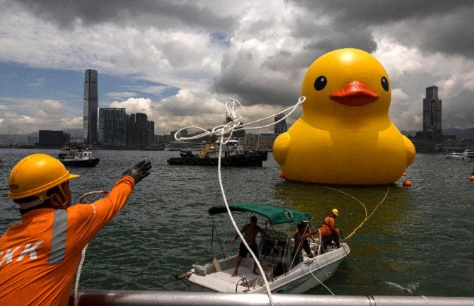 Izduvala se jedna od dvije džinovske patke u luci Hong Konga