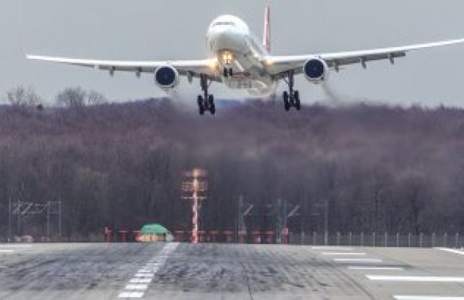 Incident na letu za Tursku: Dva pijana putnika optužena za remećenje mira, ometanje transporta i nepoštovanje uputstava posade