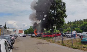 Požar na parkingu ispod Gorice, izgorjelo auto koje tu godinama stoji