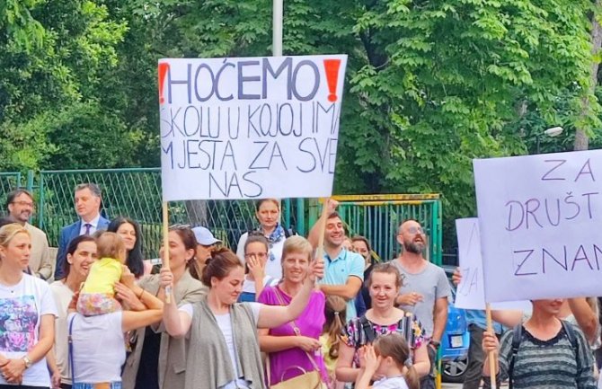 U Tivtu održan protest zbog lošeg stanja u školstvu: Četiri decenije bez nove škole