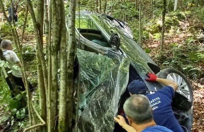 Automobil sletio sa puta, dvije osobe povrijeđene