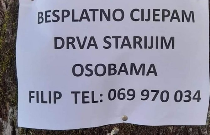 Cetinjanin besplatno cijepa drva