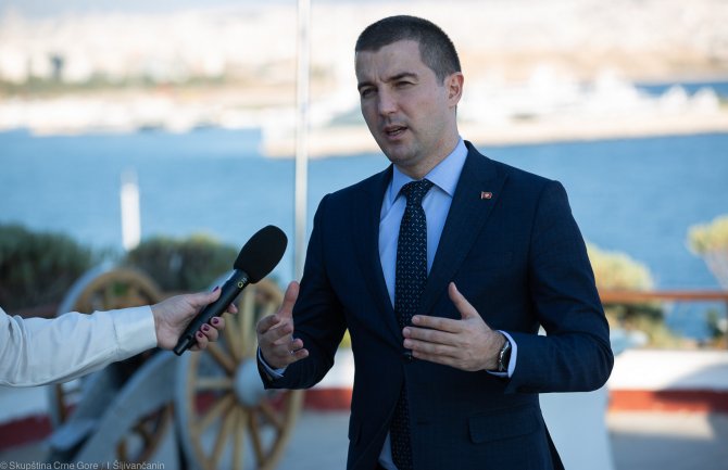 Bečić: Nema veće bruke, sramote i izdaje svoje države i svojih građana nego služiti kriminalnim kartelima