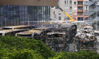 Burno u Francuskoj: Tokom jedne noći protesta zapaljeno više od 1.350 automobila