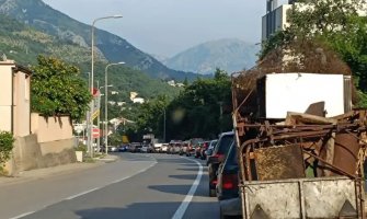 Udes na putu Sutomore - Bar, stvorene kilometarske kolone