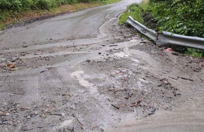 Put Andrijevica–Mateševo preko Trešnjevika „popločan” rupama i blatom