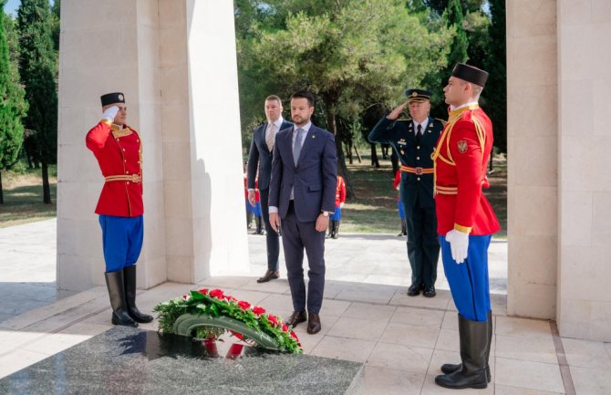 Milatović položio vijenac na spomenik Partizanu borcu