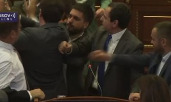 Tuča u skupštini Kosova: Kurtija polili vodom
